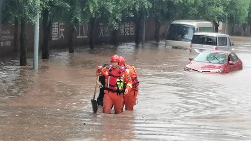 直击湖北咸丰暴雨内涝现场，风雨中的坚守与救援